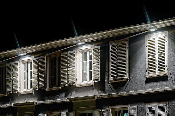 典型的阿尔萨斯房子突出显示晚上街视图