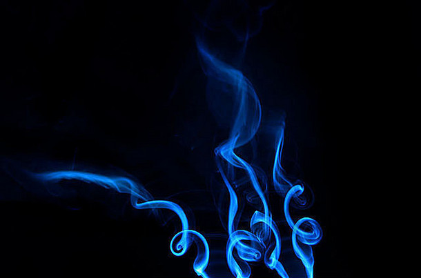 深蓝色的飘渺的烟滴向上螺旋