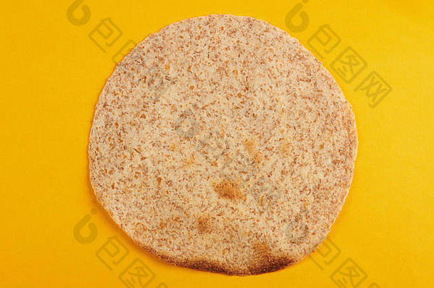 玉米粉圆饼墨西哥煎玉米卷前视图孤立的黄色的背景
