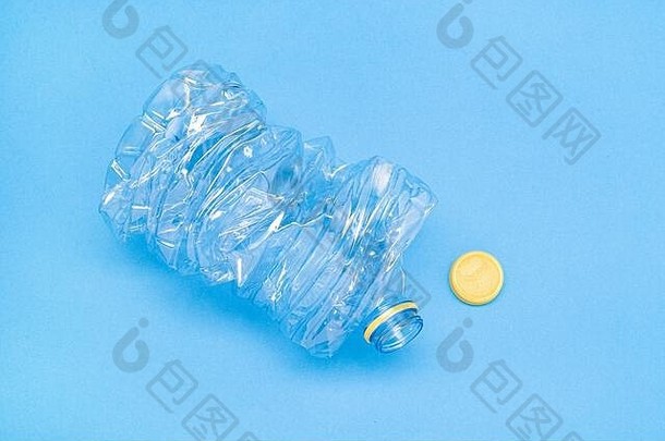 压碎塑料瓶孤立的蓝色的背景回收概念复制空间
