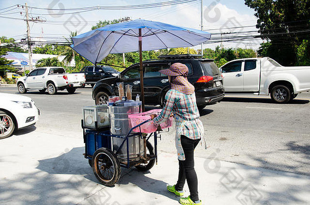 泰国女人商人推车车出售当地的椰子冰奶油泰国风格路这尸罗海鲜市场1月春武里