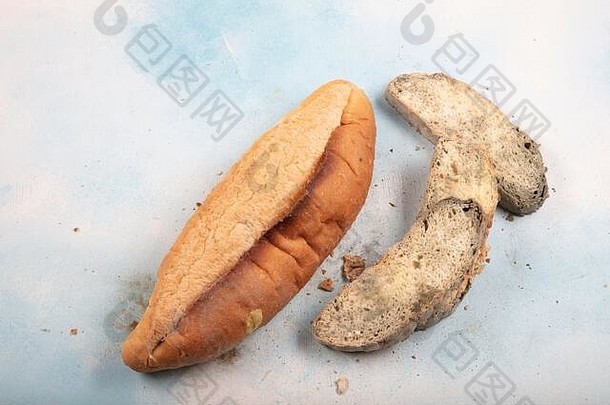 放大照相绿色霉stale面包表面发霉的面包被宠坏的面包模具发霉的真菌腐烂的面包前视图