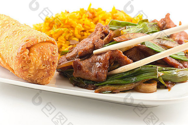 中国人炒炸牛肉条葱服务蛋卷猪肉炸大米