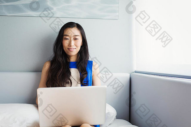 业务女人准备工作坐着床上移动PC电脑