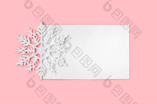 白色纸卡装饰雪花粉红色的背景一年圣诞节冬天概念平躺前视图免费的复制空间