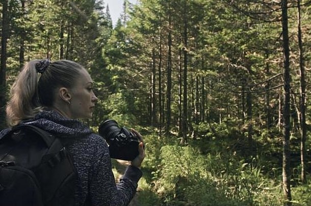 旅行者拍摄风景优美的视图森林高加索人女人拍摄不错的魔法女孩<strong>照片视频</strong>数码单反相机mirrorless相机