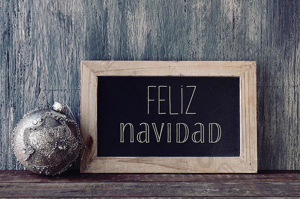 绝缘效果黑板文本快乐圣诞节快乐圣诞节写西班牙语圣诞节球乡村木表面