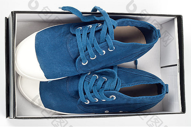 一对蓝色的鞋子鞋盒子
