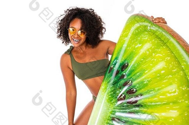 有吸引力的非洲绿色泳衣眼镜持有游泳床垫