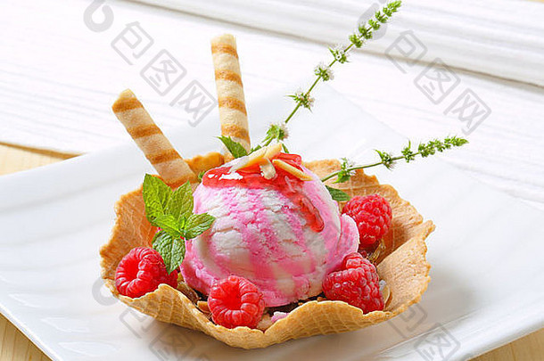 独家新闻冰奶油晶片碗新装的新鲜的树莓晶片棒