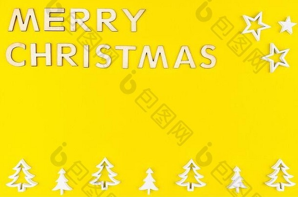 登记快乐圣诞节使木信说谎平孤立的黄色的粗糙的背景白色木圣诞节树