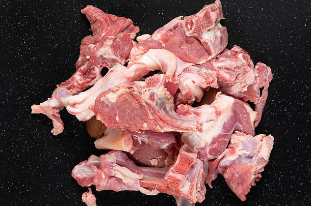 新鲜的生山羊肉炖肉削减黑色的切割董事会