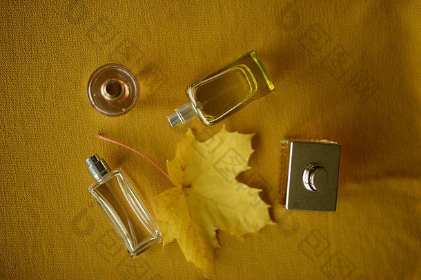 香水瓶黄色的叶黄色的背景