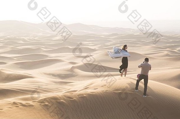 结婚了夫妇拍摄旅程阿拉伯沙漠