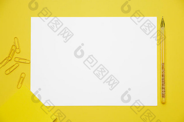 笔白色纸黄色的贴纸剪辑黄色的背景复制空间前视图