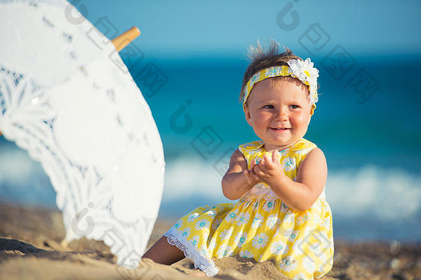 可爱的女孩海滩伞