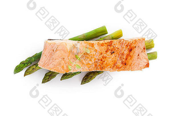 美味的烤大马哈鱼一块新鲜的草本植物绿色芦笋白色背景前视图健康的鱼吃