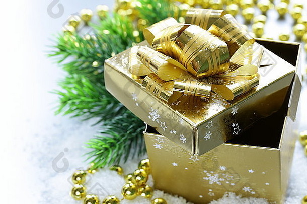 金礼物盒子美丽的丝带雪圣诞节生活