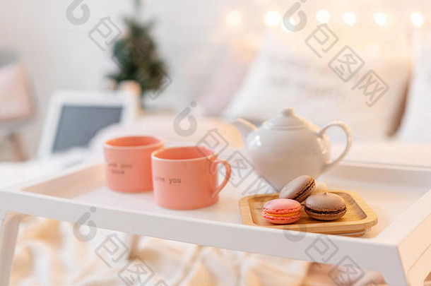 早餐床上托盘杯咖啡蛋白杏仁饼干现代卧室室内浪漫的早....惊喜