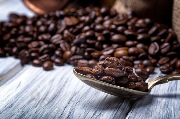 咖啡种子勺子黄麻袋填满咖啡豆子