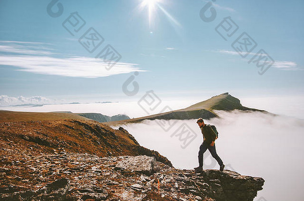男人。徒步旅行山活跃的夏天假期冒险旅行生活方式旅程户外挪威