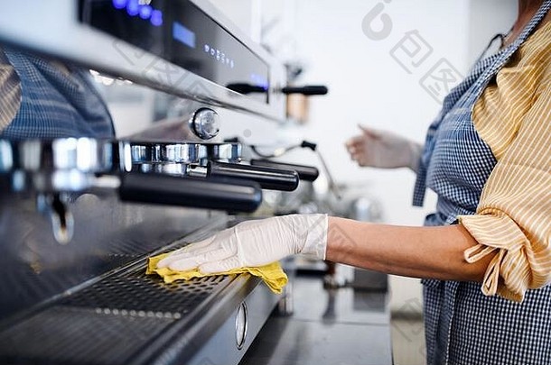 咖啡商店女人老板工作手套消毒机