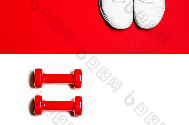 平躺作文红色的哑铃白色运动鞋红色的白色背景健身概念