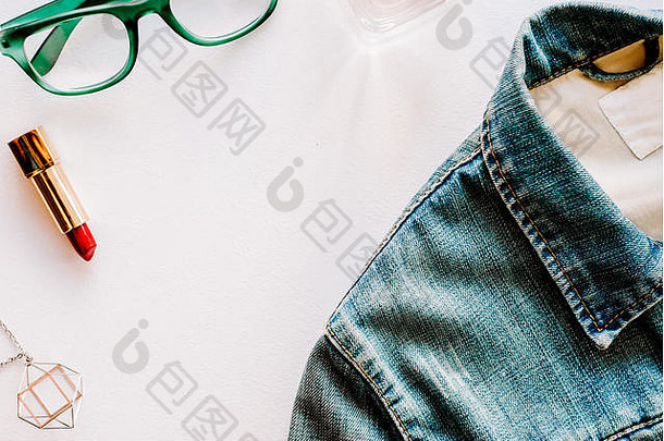 蓝色的牛仔裤夹克项链香水绿色眼镜前视图平躺照片