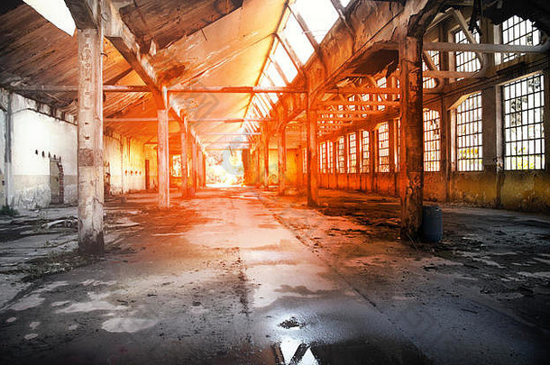 荒凉的被遗弃的工厂视图