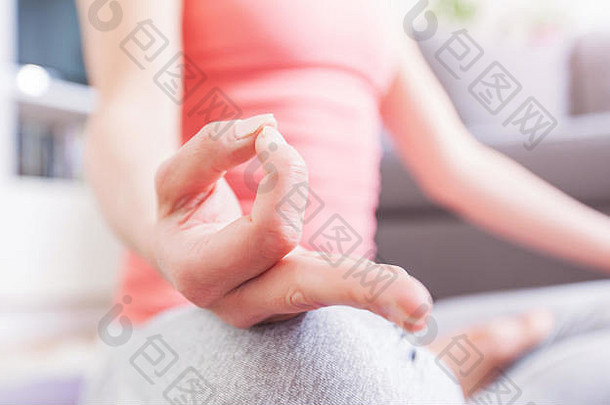 女人二分法练习瑜伽首页女手穆德拉手势莲花构成放松首页健康的生活方式