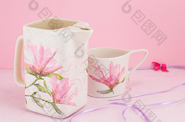 剪纸装饰茶能茶杯粉红色的背景