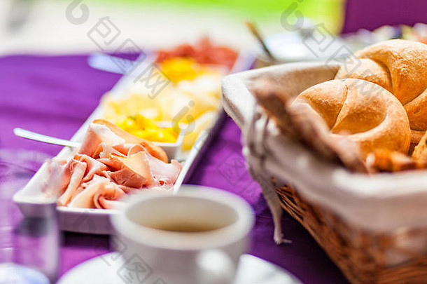 新鲜的早餐早午餐他鸡蛋面包酸奶水果咖啡紫罗兰色的表格白色餐具