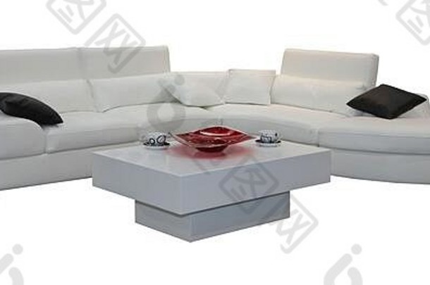 现代设计白色泡沫沙发上装饰枕头小咖啡表格孤立的白色背景