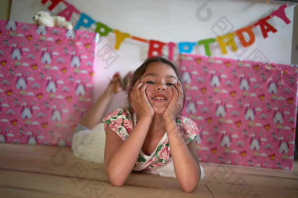 可爱的混合比赛亚洲女孩摆姿势前面堆栈生日礼物首页生活房间包围家庭