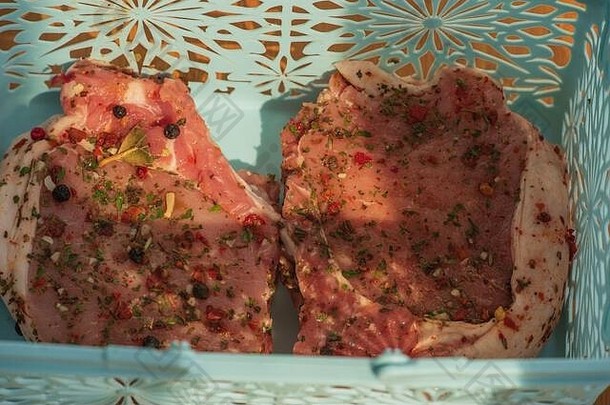 新鲜的牛肉生猪肉牛排猪肉肉塑料蓝色的容器木表格
