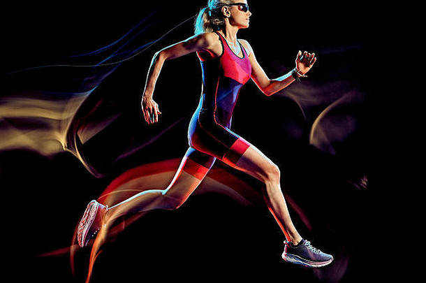 高加索人女人三项全能运动铁人三项选手跑步者运行乔格慢跑工作室拍摄孤立的黑色的背景光绘画效果