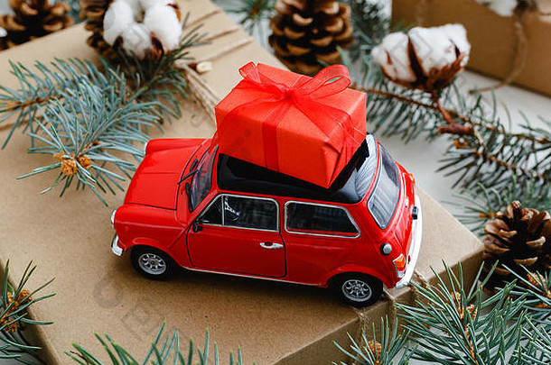 红色的玩具车圣诞节红色的礼物盒子屋顶圣诞节背景棉花冷杉分支机构冷杉视锥细胞圣诞节假期庆祝活动