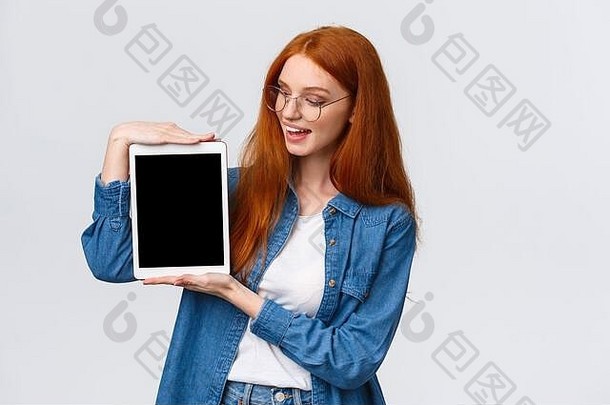 技术人概念有吸引力的有创意的年轻的红色头发的人女孩创建设计项目大学持有数字平板电脑介绍