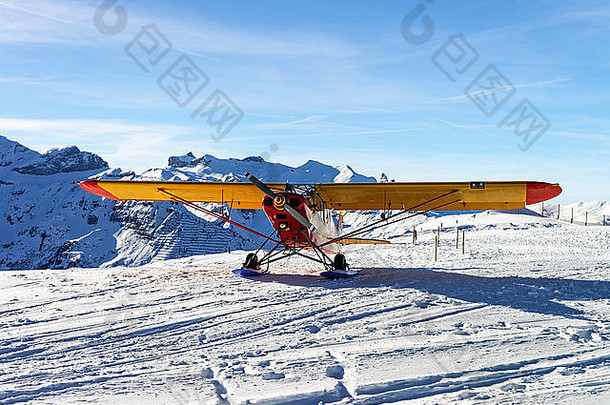 黄色的红色的飞机山机场瑞士阿尔卑斯山脉前面高山脊