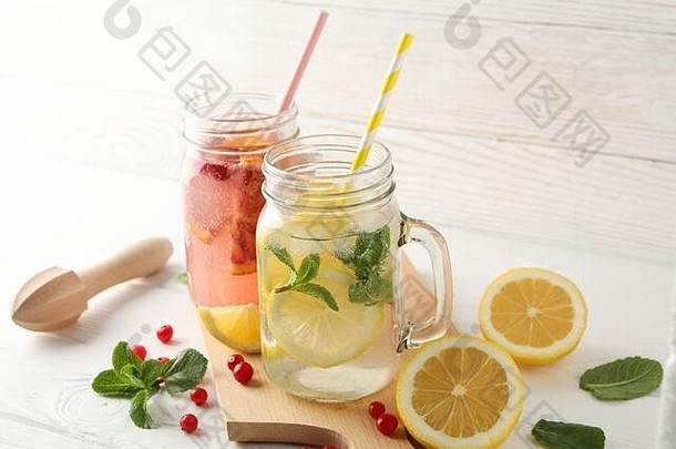 玻璃罐子柠檬水木背景新鲜的喝