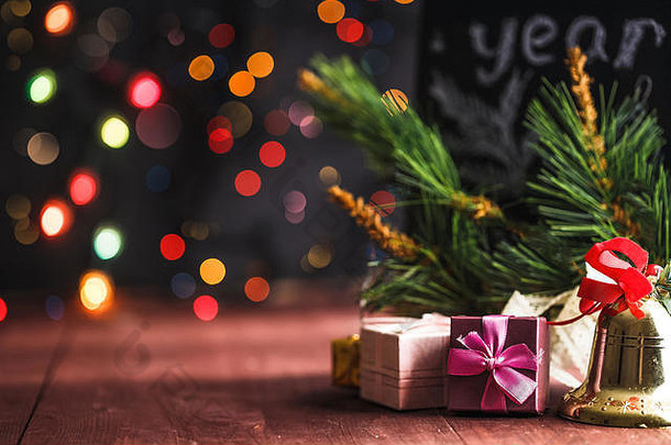 圣诞节一年的概念礼物灯笼贝尔散景木背景