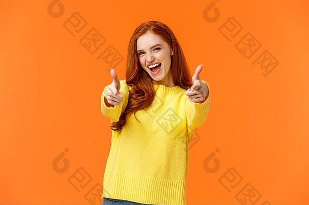 兴奋无忧无虑的很酷的现代赶时髦的人女孩红色的头发显示竖起大拇指批准加油朋友是的手势感觉乐观的