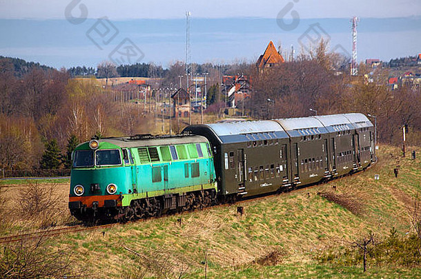 乘客火车拖柴油<strong>机车</strong>通过阳光明媚的景观