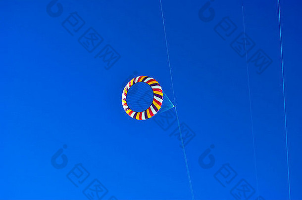 色彩斑斓的风筝飞行蓝色的天空