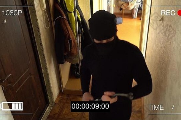 监测相机抓住了强盗面具撬棍