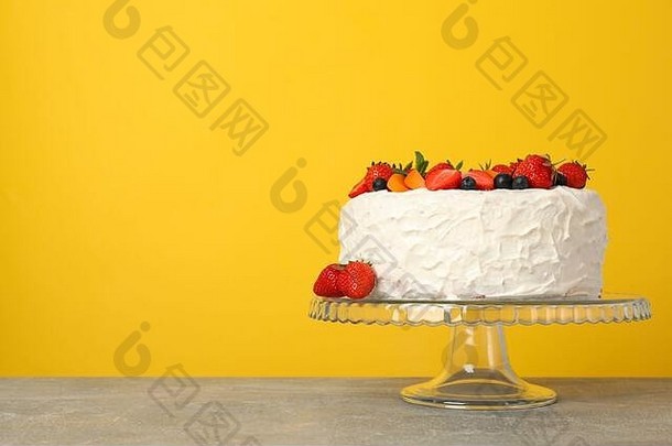 浆果奶油蛋糕黄色的背景美味的甜点