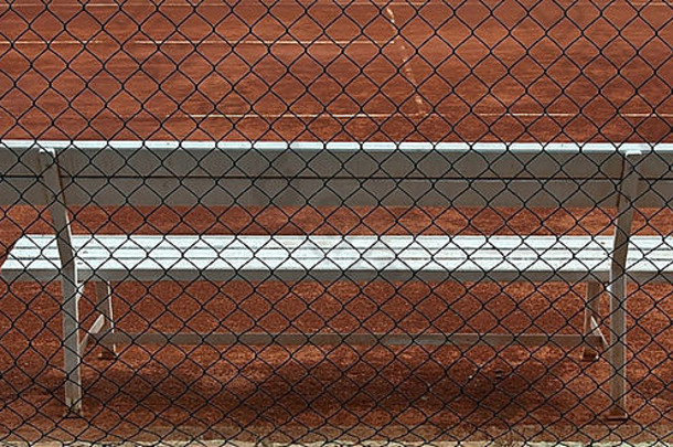 空网球法院白色木座位