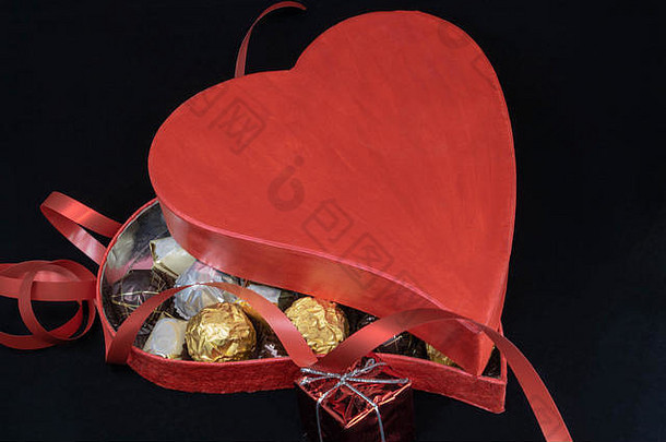 宣言爱提供盒子巧克力形状心激情红色的颜色