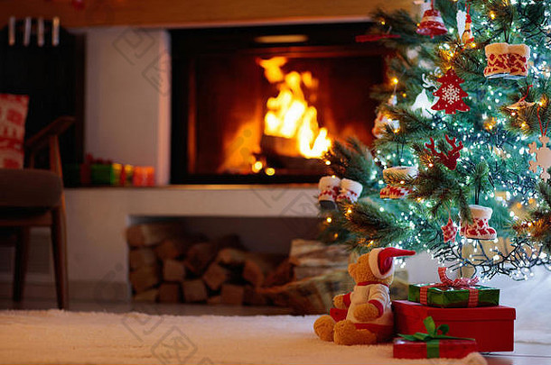 圣诞节树礼物装饰壁炉家庭庆祝活动冬天假期生活房间室内开放火的地方圣诞节树