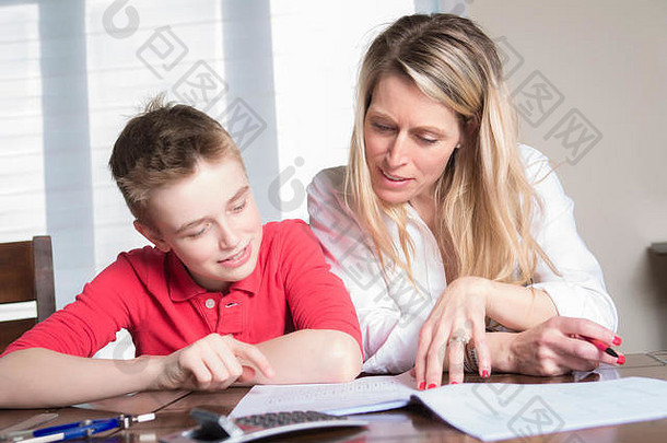 妈妈。表格首页帮助小儿子家庭作业